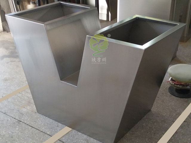 不銹鋼V形字母創(chuàng)意花箱園林景觀(guān)花池定制廠(chǎng)家