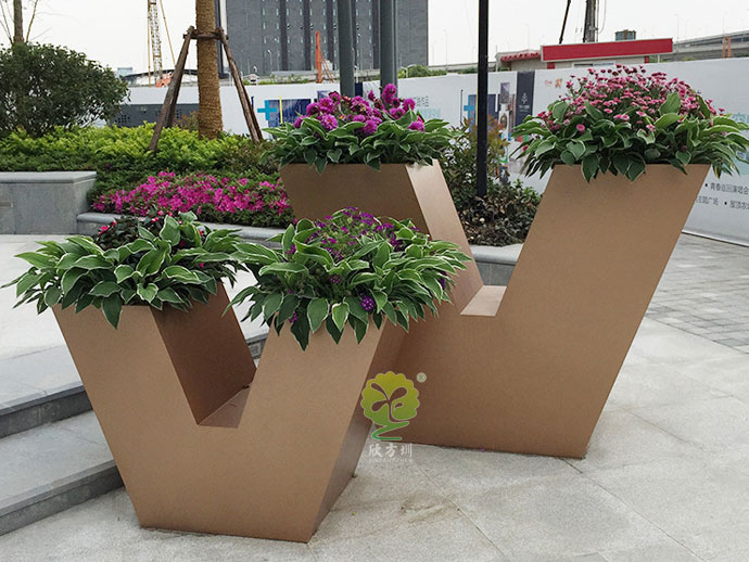 不銹鋼V形字母創(chuàng)意花箱園林景觀(guān)花池定制廠(chǎng)家