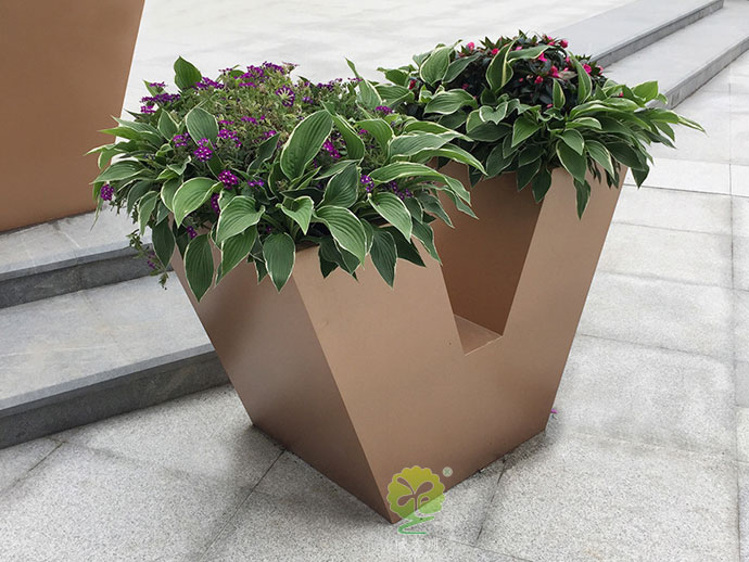 不銹鋼V形字母創(chuàng)意花箱園林景觀(guān)花池定制廠(chǎng)家